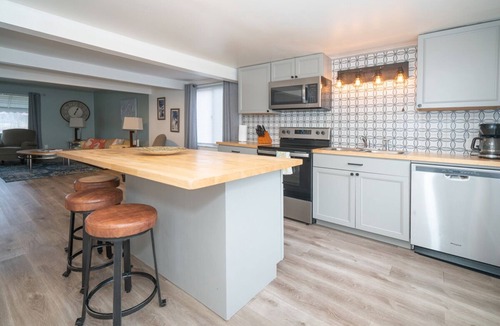 Marine City Cottage | Updated home viewing Belle River Canal
