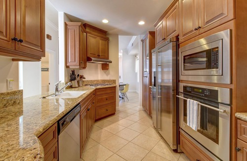 Townsite House | Updated home with balconies & rooftop deck - 2 blocks to beach