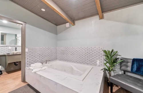Lakeside Park Bed & Breakfast | Updated King Bed with Jacuzzi! Stay on Stateline at Blue Jay Lodge