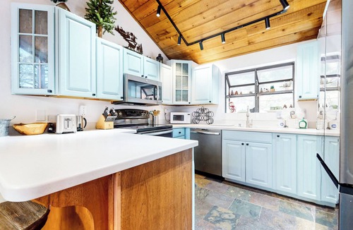 Mammoth Lakes Condo | Updated & Large, Near Golf Course! Gas Grill & Deck. Forested Quiet Location