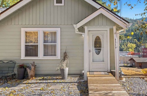 Dunsmuir Apartment | Updated Mountain Home Clawfoot Tub Near Waterfalls