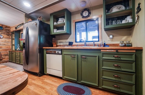 Klamath Falls House | Upgraded Rustic Themed Retreat w/screened porch in Rocky Point.