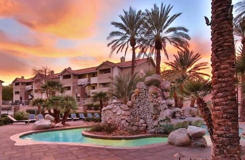 Las Vegas Condo | Upgraded Tropical Oasis! Heated Pool, Spa & Gym, Walk to Strip!
