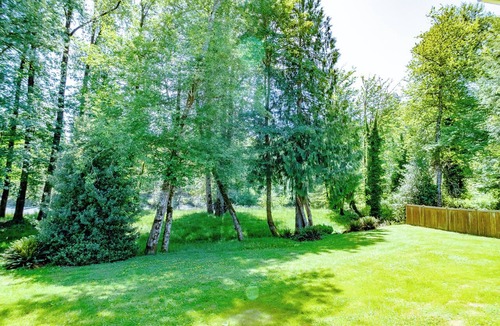 Arlington Cottage | Upscale Riverfront Getaway Cottage