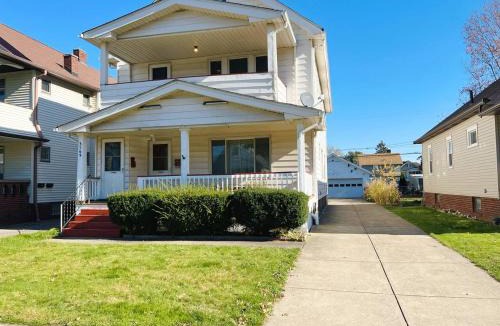 Cleveland House | First Floor Room 8 min from Cle Airport Quiet Street All you need