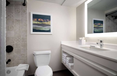 Irvine Business Complex Hotel | Vacation Awaits! Pool & Jacuzzi, Short Drive to Balboa Pier and Newport Beach