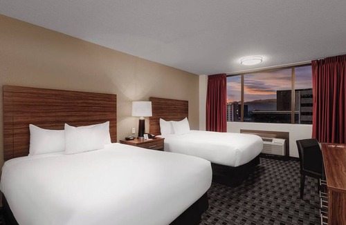 Downtown Las Vegas Hotel | Vacation Day Is Always A Great Idea! 3 Convenient Units, Pool, Free Parking