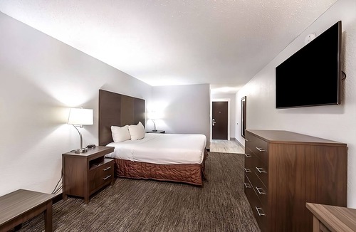 Grants Pass Hotel | Vacation Starts Here! Enjoy the Swimming Pool Access and Free Parking