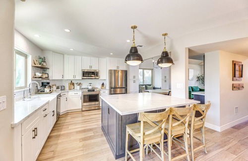 Val Vista Lakes House | Val Vista Lakes Group Getaway: Hot Tub Access!