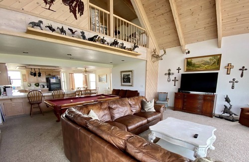 Raymond House | Valdez Ranch House on 40 Acres near Yosemite Park