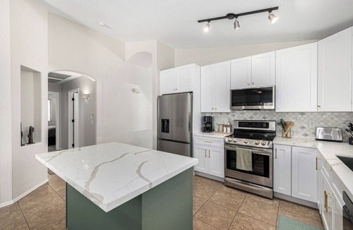 Roseview House | Very Clean 4 bed, 2 bathrooms. One Level with Heated Pool & Spa!