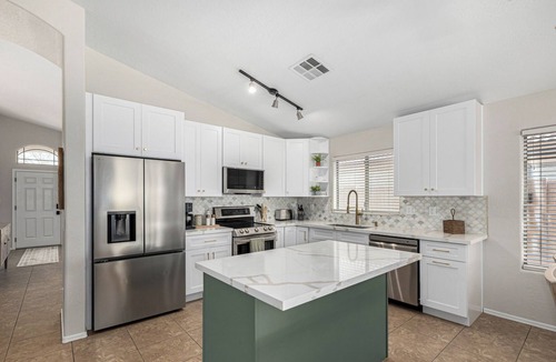 Roseview House | Very Clean 4 bed, 2 bathrooms. One Level with Heated Pool & Spa!