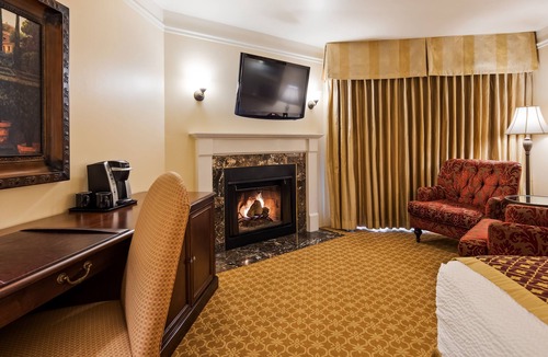 Lighthouse District Hotel | Victorian Inn