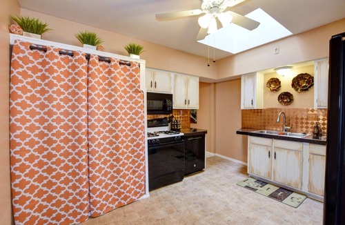 Prescott Cottage | Victorian Suites ~ The Perfect Location with all the Comforts of Home