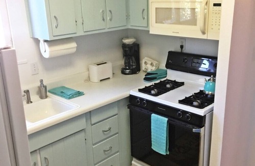 Prescott Cottage | Victorian Suites ~ The Perfect Location with all the Comforts of Home