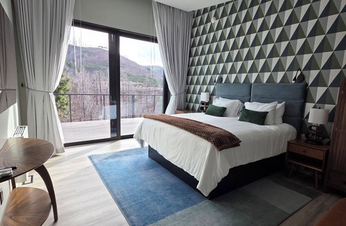 Vida Bed & Breakfast | Vida View Resort – Modern Design Meets Breathtaking Views