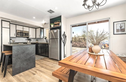 Joshua Tree House | Views, King Bd, BBQ, Fire Pit, HotTub, 5 Min from National Park