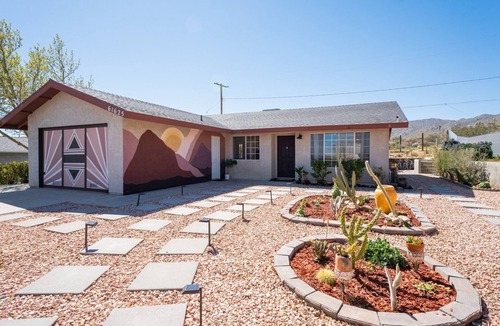 Joshua Tree House | Views, King Bd, BBQ, Fire Pit, HotTub, 5 Min from National Park