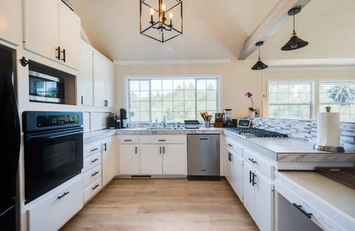 Geyserville House | Views, sauna, cold plunge, hot tub, cinema!
