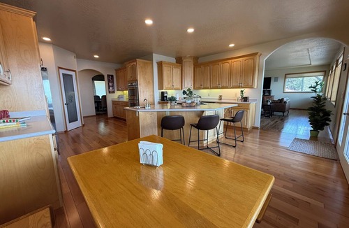 Medford House | Viewtacular Estate in East Medford with Lazy lagoon Pool, Sauna and Hot Tub!