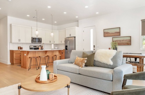 Bloomington House | Villa #15 Dog Friendly, Pool and Hot Tub!