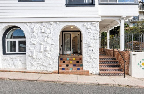 Avalon House | Villa Avalon: Spacious 6-bdr Avalon home with harbor views and large patio