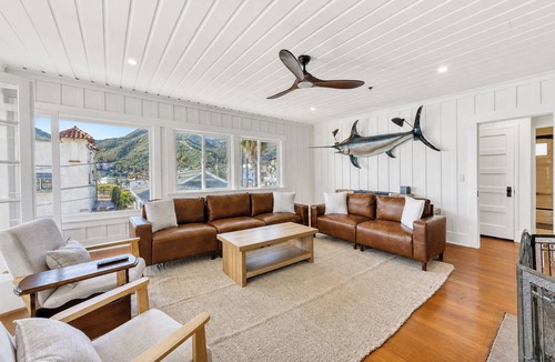 Avalon House | Villa Avalon: Spacious 6-bdr Avalon home with harbor views and large patio