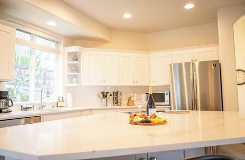 McMinnville House | Villa w Hot Tub Firepit Game Room and EV Charger!