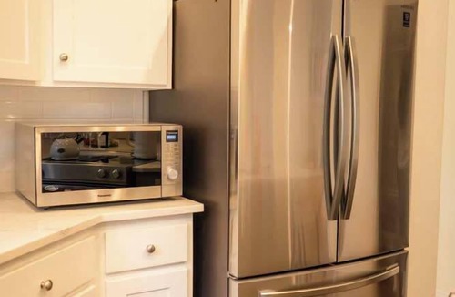 McMinnville House | Villa w Hot Tub Firepit Game Room and EV Charger!
