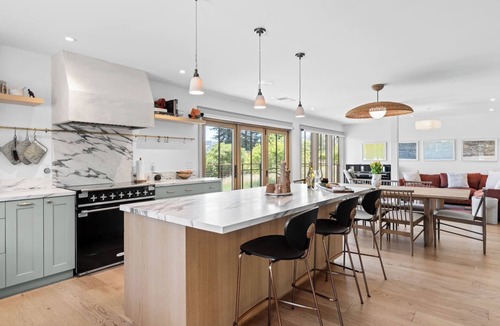 Freestone House | Vineyard Estate - Hot Tub, Fire Pit — Sleeps 8