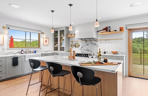 Freestone House | Vineyard Estate - Hot Tub, Fire Pit — Sleeps 8
