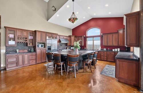 Dallesport House | Vineyard Estate | Indoor Pool & Gorge Views