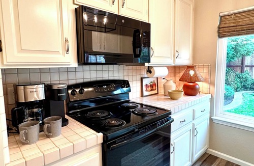 Lodi House | Vineyard Getaway 3BR Home in Lodi minutes away from shopping & attractions