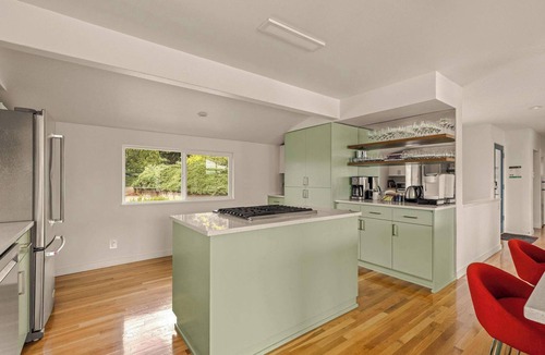 Dundee House | Vino Vista - Mid-Century Stunning Views w Deck