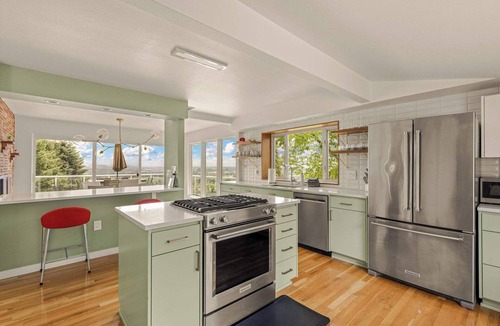 Dundee House | Vino Vista - Mid-Century Stunning Views w Deck