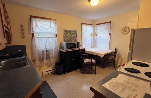South Hills Cottage | Vintage 2-bedroom cottage in Friendly neighborhood of Eugene with WiFi & AC