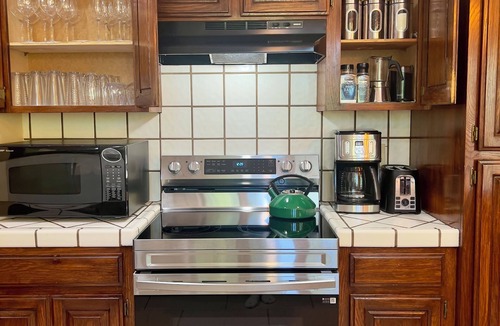 Murphys House | Vintage Comfort in Downtown Murphys with Hot Tub! Easy Walk to Main Street