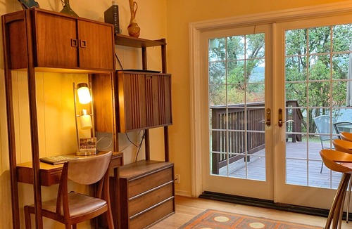 Murphys House | Vintage Comfort in Downtown Murphys with Hot Tub! Easy Walk to Main Street