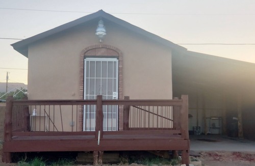 Camp Verde Cottage | Vintage Cozy Cottage 25 min to Sedona dedicated WiFi W/D A/C.