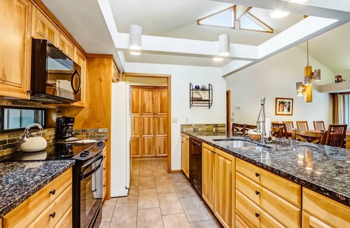 Deer Park House | Vintage mountain home with private hot tub & SHARC access - dogs welcome