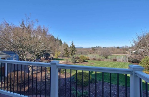 Carlton House | Vintage Terrace: Historic Charm Group-Ready HotTub