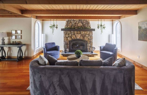 Carlton House | Vintage Terrace: Historic Charm Group-Ready HotTub