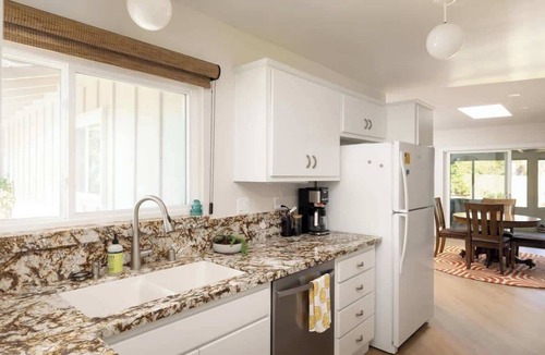 San Carlos House | Vintage Vibes|King Bed|Big Screen|Backyard & Bunks