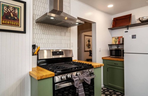 Murphys House | Vintage Vine House Retreat~ walk to Main St!