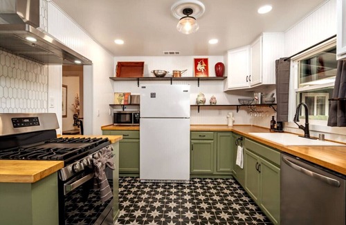 Murphys House | Vintage Vine Retreat w/Private Studio ~walk Dtwn!