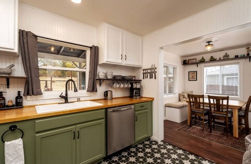 Murphys House | Vintage Vine Retreat w/Private Studio ~walk Dtwn!