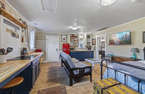 Murphys House | Vintage Vine Retreat w/Private Studio ~walk Dtwn!