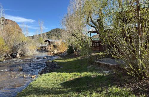 Bridgeport Cabin | Virginia Creek Settlement