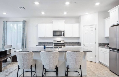 Visalia House | Visalia Modern Home - 3BD New Construction with Backyard Fire Pit