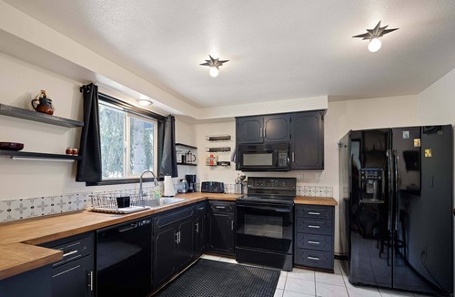 Western House | Wake Robin House - Comfortable & Close to Campus